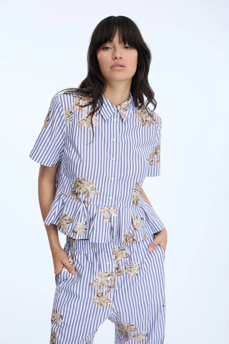 Nuriana, Stripe White